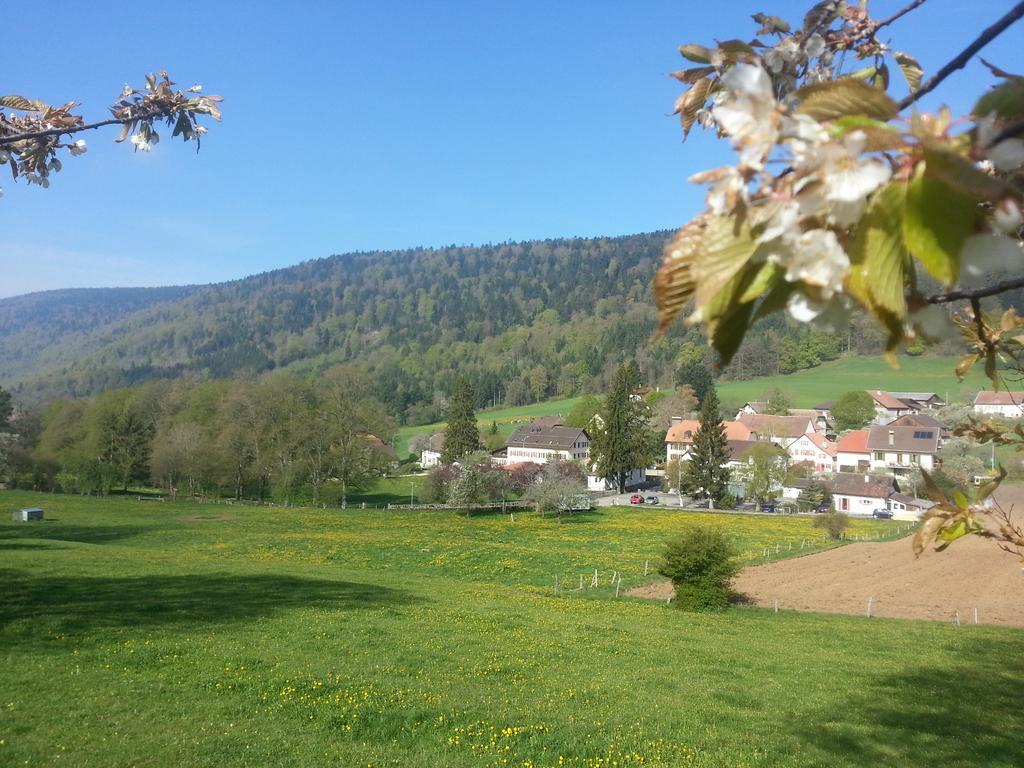 Hotel Du Chasseur Enges Exteriör bild